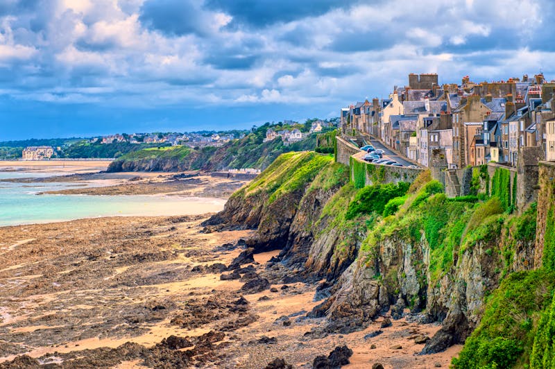Granville in der Normandie - Altstadt und Küste bei Ebbe - ©Boris Stroujko - stock.adobe.com