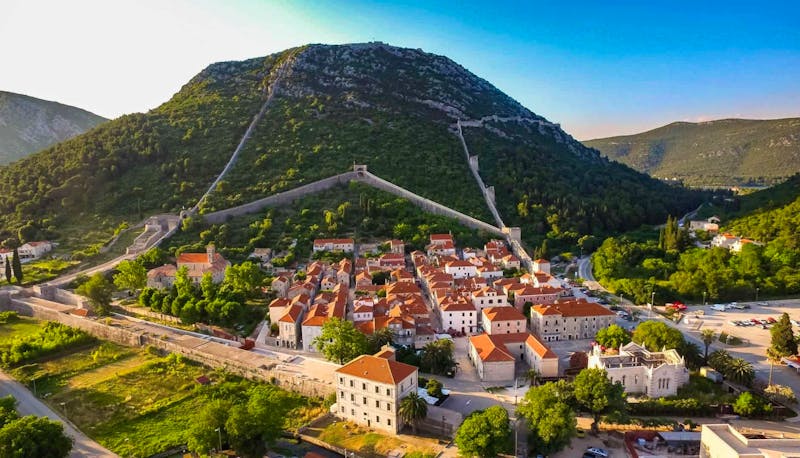 Ston auf der Halbinsel Peljesac mit der imposanten Festungsmauer aus dem Mittelalter - ©Simone Willner - Eberhardt TRAVEL