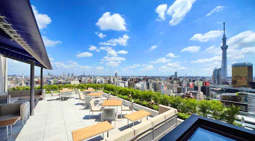 Terrasse und Ausblick vom Gate Hotel Tokio – © THE GATE HOTEL Kaminarimon by HULIC