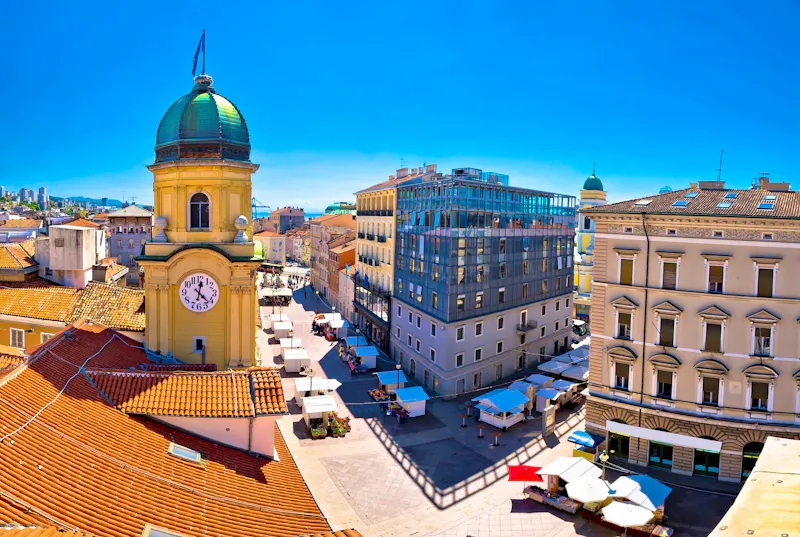 Uhrturm und Hauptplatz in Rijeka - &copy;xbrchx - stock.adobe.com