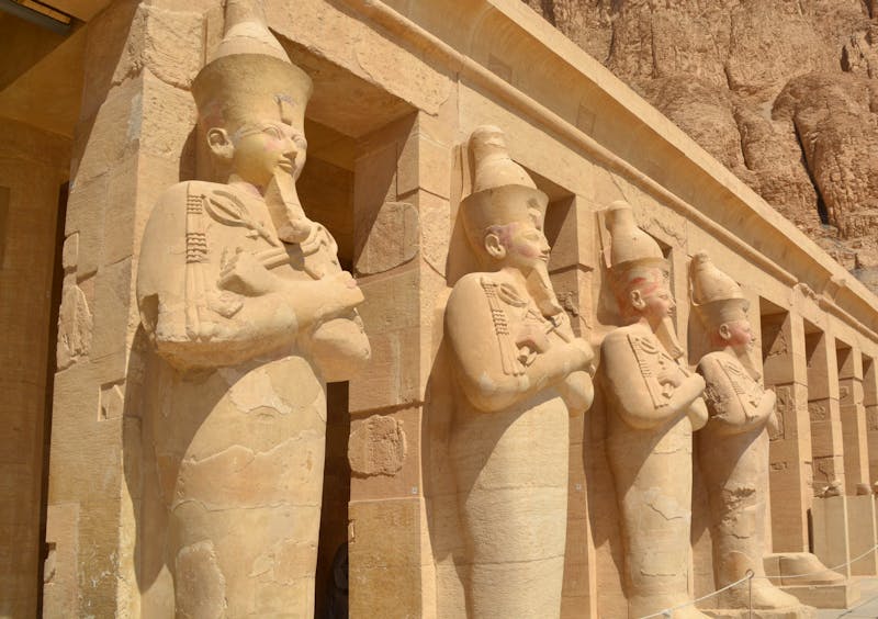 Kolossal-Statuen am Hatschepsut-Tempel  - ©Gina Egenolf - Eberhardt TRAVEL