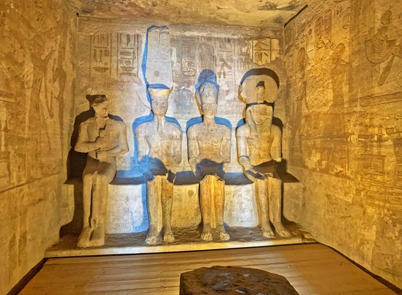 Götterstaturen im Inneren des großen Abu Simbel Tempels - ©Dr. Elke Knappe - Eberhardt TRAVEL