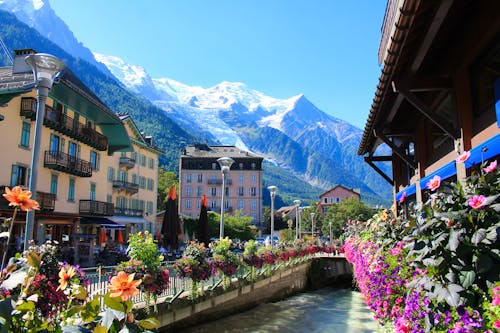 Chamonix - Blick auf die Arve und das Mont-Blanc-Massiv &ndash; &copy; Picturereflex - stock.adobe.com
