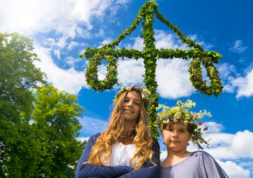 Mittsommerfest in Schweden - Mädchen mit Blumenkranz am Mittsommerbaum &ndash; &copy; Piotr Wawrzyniuk - stock.adobe.com