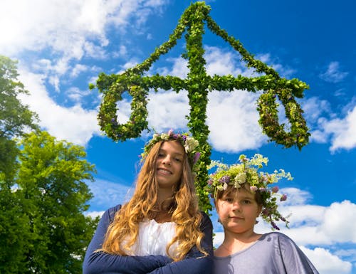 Mittsommerfest in Schweden - Mädchen mit Blumenkranz am Mittsommerbaum – © Piotr Wawrzyniuk - stock.adobe.com