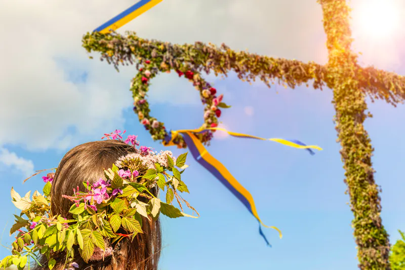 Mittsommerfest in Schweden - Mädchen mit Blumenkranz am Mittsommerbaum - &copy;by-studio - stock.adobe.com