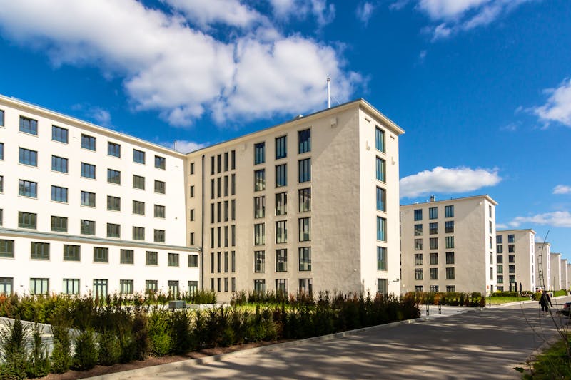 Neue sanierte Gebäudekomplexe in Prora - ©Bernd - stock.adobe.com