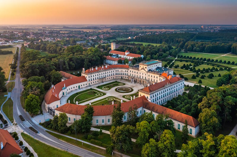 Luftaufnahme vom Schloss Esterhazy in Fertöd - ©zgphotography - stock.adobe.com