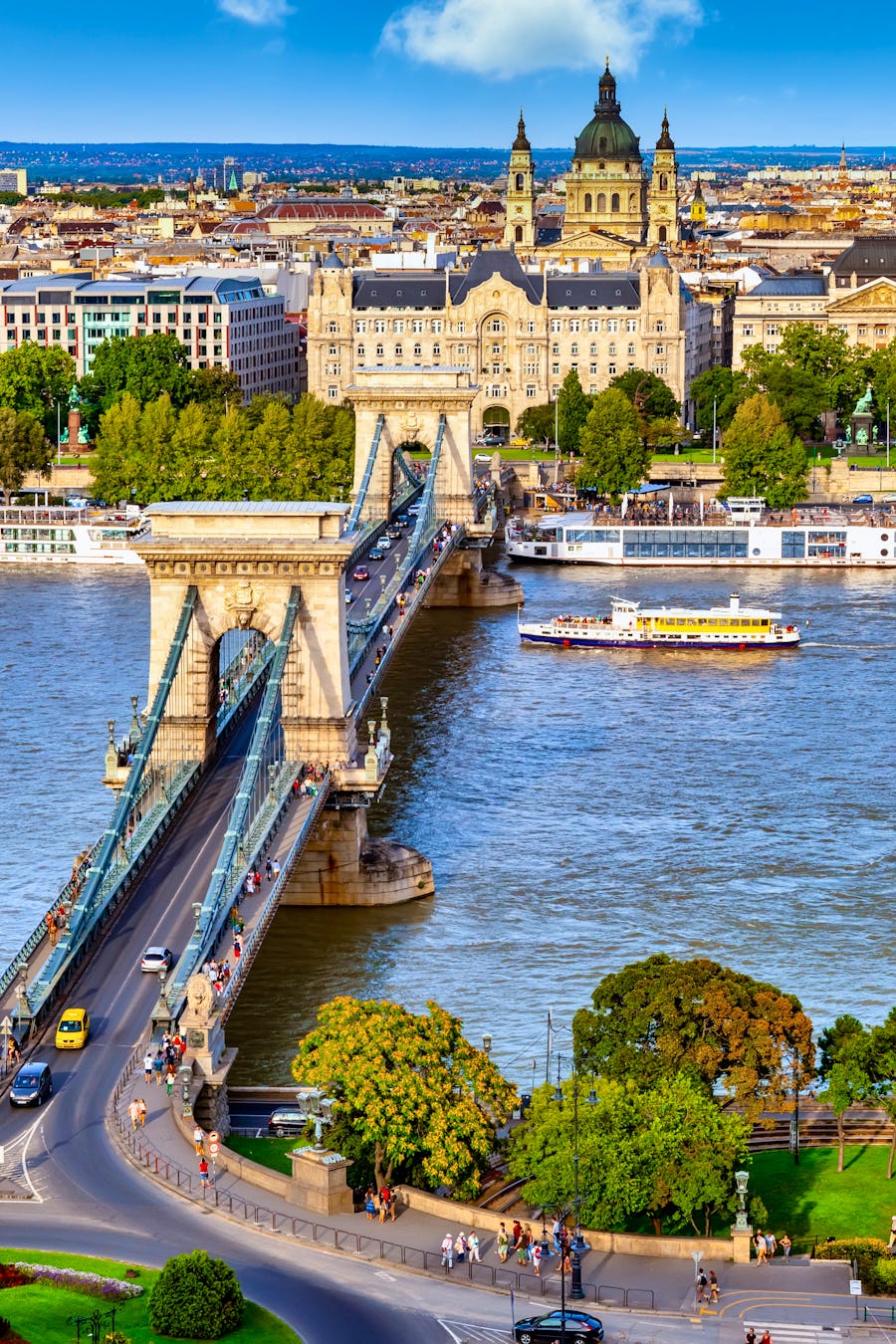 Kettenbrücke und Donau in Budapest – © Comofoto - stock.adobe.com