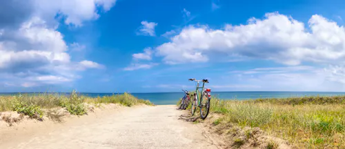 Fahrradtour am Meer &ndash; &copy; tilialucida - stock.adobe.com