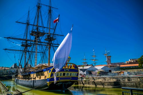 Fregatte Hermione im Hafen von Rochefort &ndash; &copy; Bernard GIRARDIN - stock.adobe.com