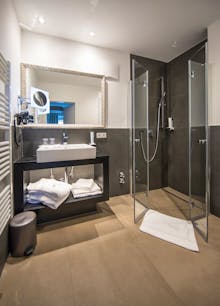 SZG ZAS HEITZMANN Bathroom Double room Hotel Heitzmann 2 – © @nikolaus faistauer photography