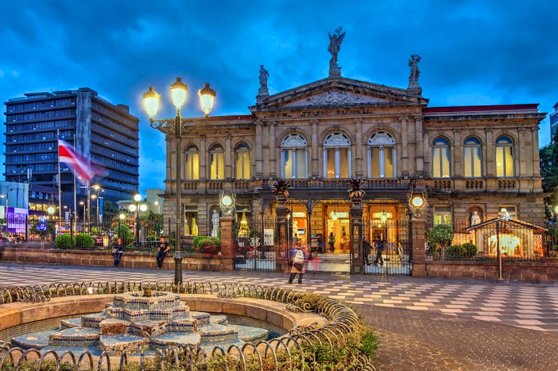 Nationaltheater bei Nacht  - ©Bogdan Lazar - stock.adobe.com