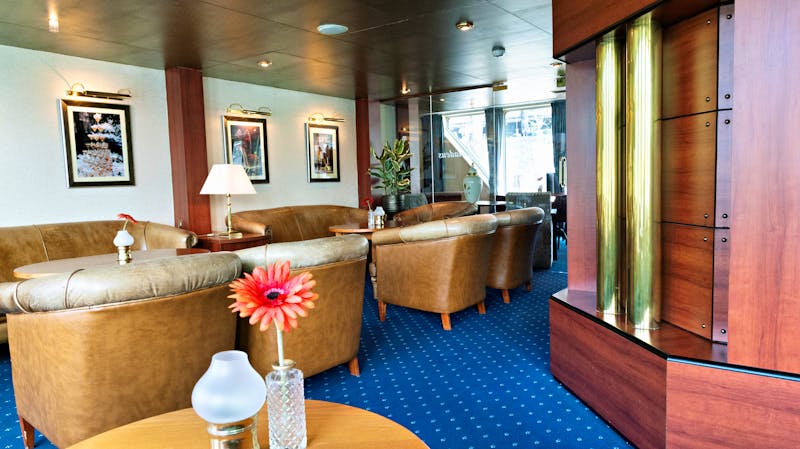 Dutch Grace Lounge - ©Dutch Cruise Line 
