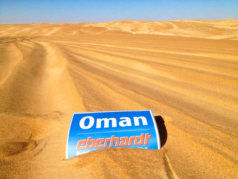 Eberhardt-Schild in der Wahiba Sands Wüste - ©Patrick Fritzsche - Eberhardt TRAVEL