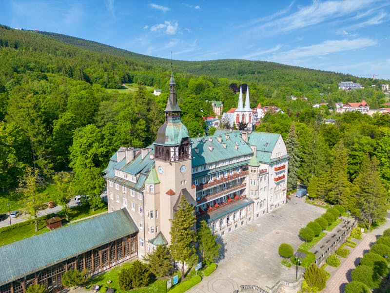 Kurort Bad Flinsberg (Swieradow Zdroj) im Isergebirge - Blick auf das Kurhaus-Hotel und die umliegenden Berge - ©Marcin - stock.adobe.com
