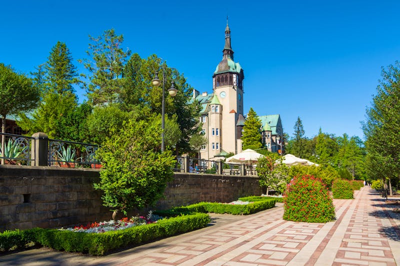 Kurort Bad Flinsberg (Swieradow Zdroj) im Isergebirge - Kurhaus-Hotel und Kurpark - ©Marcin - stock.adobe.com