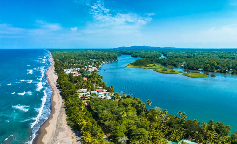 Das Dorf Tortuguero zwischen dem Fluss und dem Karibischen Meer - ©ingusk - stock.adobe.com