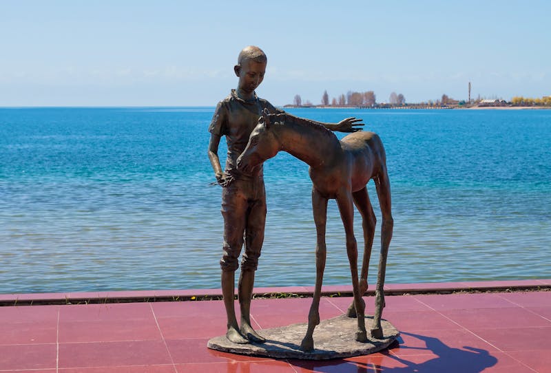 Skulptur im Rukh Ordo Kulturzentrum am Issyk Kul See - &copy;Elena Odareeva - stock.adobe.com
