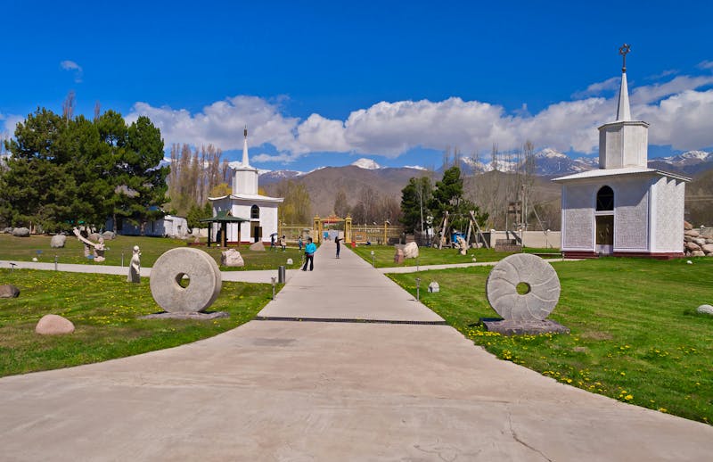 Rukh Ordo Kulturzentrum im Tscholpon-Ata am Issyk Kul See - &copy;Elena Odareeva - stock.adobe.com