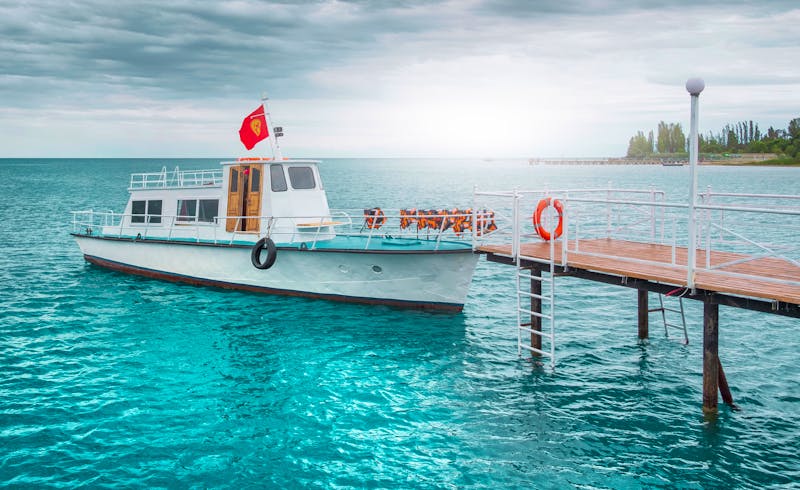 Bootsfahrt auf dem Issyk Kul See in Kirgisistan - &copy;Lana Kray - stock.adobe.com