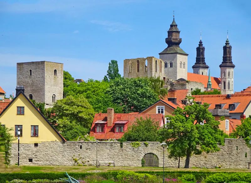 Stadtmauer und Dom von Visby auf der schwedischen Insel Gotland  - &copy;Inge Bily - Eberhardt TRAVEL