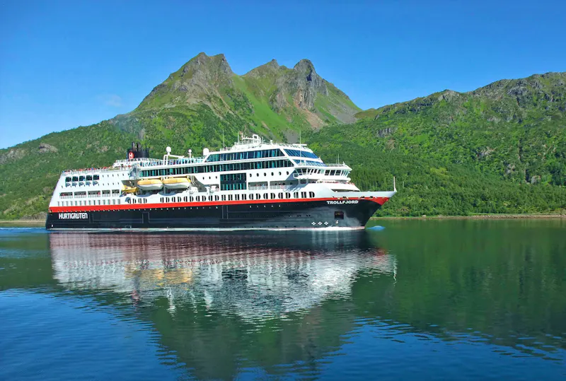 Hurtigruten-Kreuzfahrtschiff MS Trollfjord - &copy;Hurtigruten