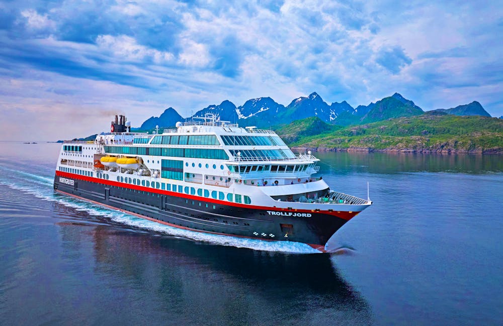 Hurtigruten-Kreuzfahrtschiff MS Trollfjord  &ndash; &copy;  Espen Mills - Hurtigruten