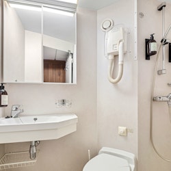 Beispiel Badezimmer auf MS Trollfjord – © Espen Mills - Hurtigruten