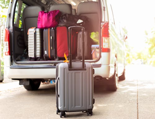 Koffer ins Auto packen – © bignai - stock.adobe.com