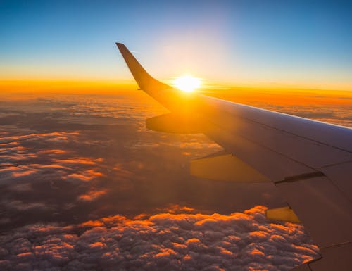 Flug bei Sonnenuntergang – © ValentinValkov - stock.adobe.com