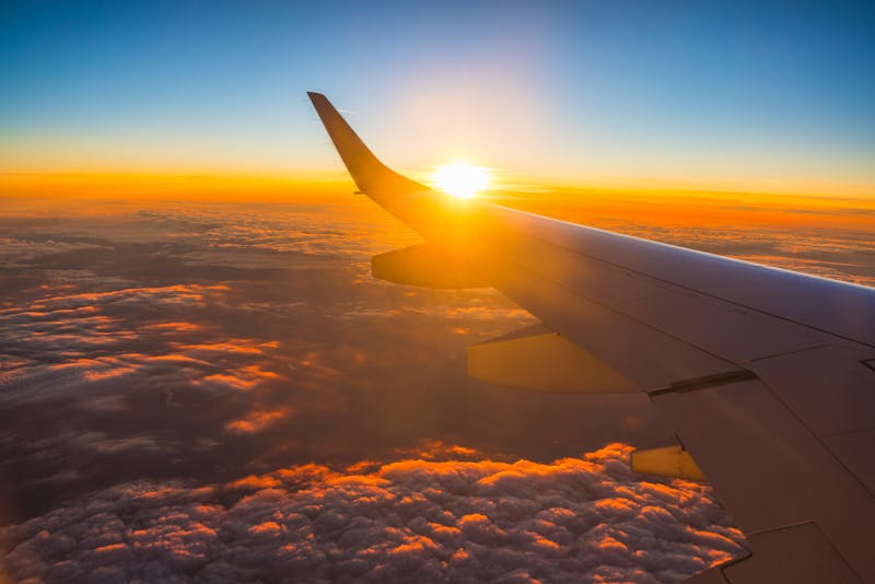 Flug bei Sonnenuntergang - ©ValentinValkov - stock.adobe.com