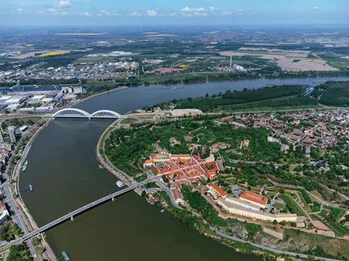 Luftaufnahme der Festung von Novi Sad &ndash; &copy; lightscience - stock.adobe.com