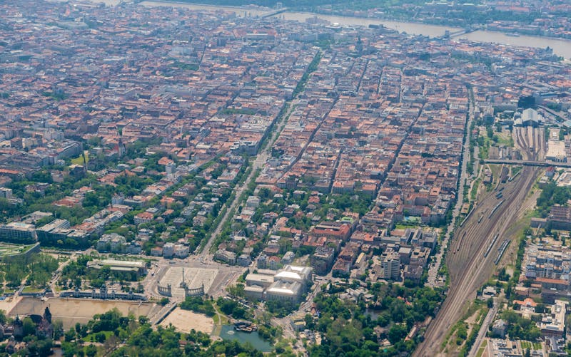 Luftaufnahme der Andrássy Straße in Budapest - ©Alizada Studios - stock.adobe.com