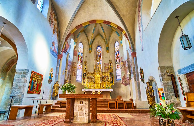 Altar der  Pfarrkirche St. Hippolyt in Zell am See - ©efesenko - stock.adobe.com
