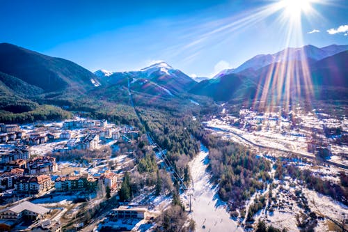 Wintersportort Bansko in Bulgarien &ndash; &copy; Alexey Oblov - stock.adobe.com
