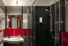 Badezimmer im Doppelzimmer Komfort – © HOTELIS Spa & Wellness