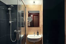 Badezimmer im Einzelzimmer Komfort – © HOTELIS Spa & Wellness