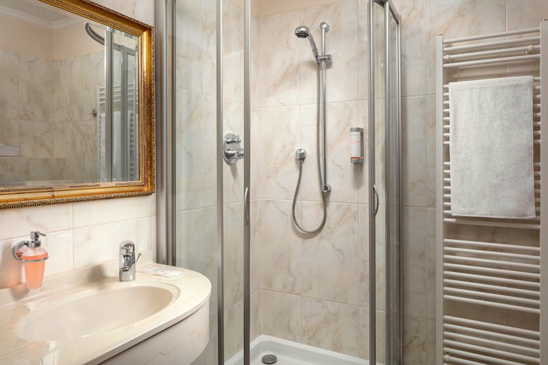 Humboldt Park Hotel & Spa Karlsbad - Badezimmer im Doppelzimmer Komfort – ©HOTELIS Spa & Wellness