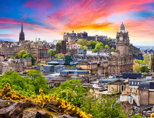 Edinburgh Castle bei Sonnenuntergang – © TTstudio - stock.adobe.com
