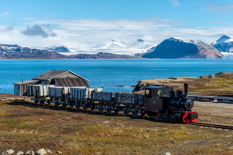 Alte Minenbahn in Ny-Alesund auf Spitzbergen  - ©Alexey Seafarer - stock.adobe.com