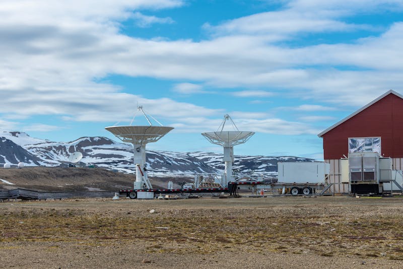 Satelliten-Station in Ny-Alesund auf Spitzbergen - ©Alexey Seafarer - stock.adobe.com
