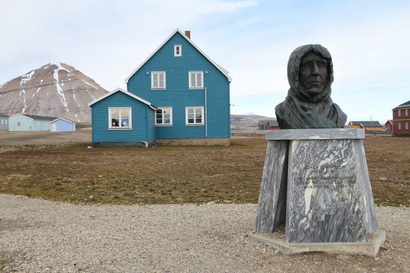 Roald Amundsen Denkmal in Ny Alesund auf Spitzbergen - ©Senor_Figoo - stock.adobe.com