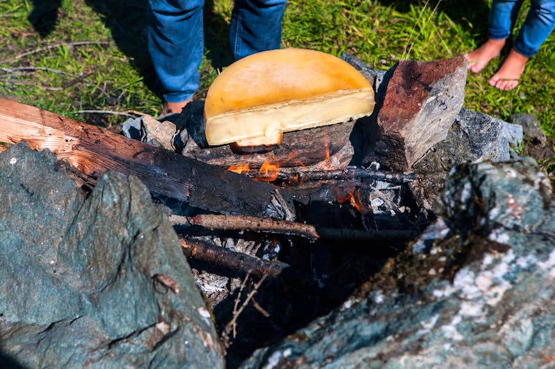 Käse-Raclette am offenen Feuer - ©Gérard Benoît à la Guillaume - Wallis Promotion