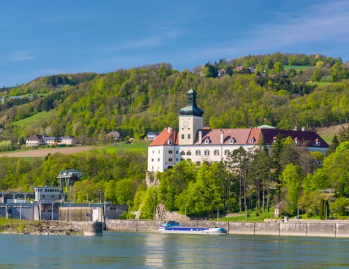 Schloss Persenbeug mit dem Donaukraftwerk Ybbs – © Fabian Tober - stock.adobe.com