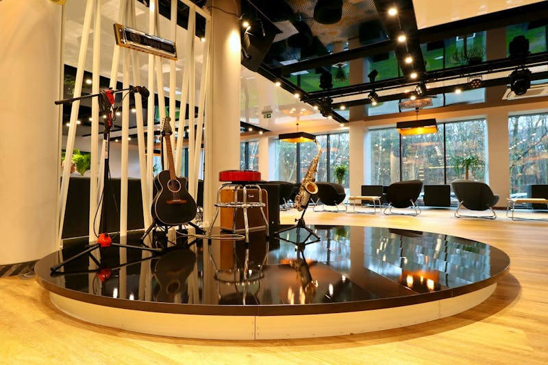 Lobby mit Möglichkeit für Live-Konzerte im Hamilton – ©ADAM ZUGEHOR 605784246 UL.KOPERKOWA5_62-064 PLEWISKA/POZNAN