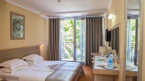 Zimmerbeispiel Doppelzimmer – © Hotel Tara in Budva