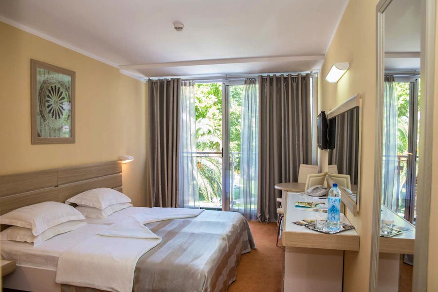 Zimmerbeispiel Doppelzimmer – © Hotel Tara in Budva