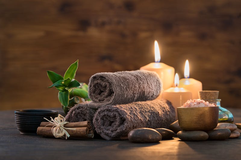 Wellness-Massage-Zubehör mitKerzen und Handtüchern - ©Rido - stock.adobe.com