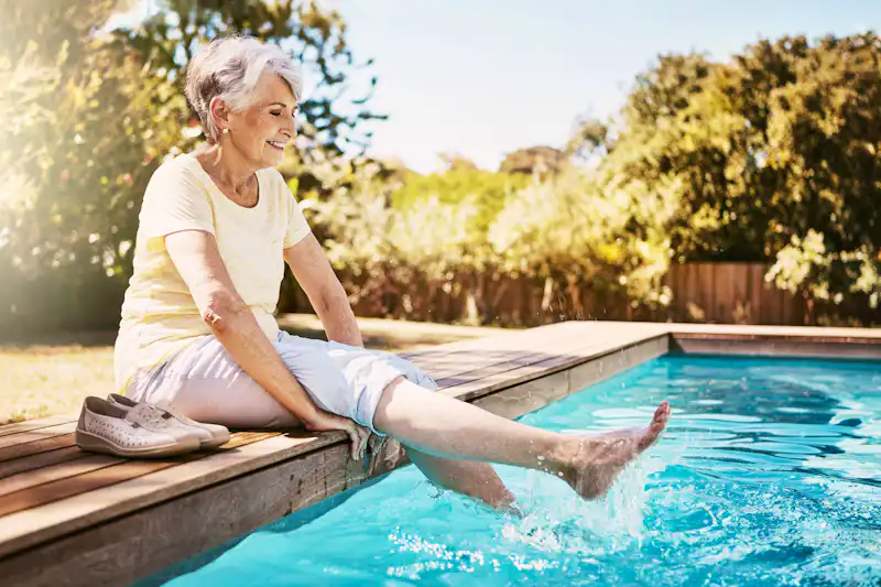 Seniorin entspannt an einem Pool &ndash; © Grady R/peopleimages.com - stock.adobe.com